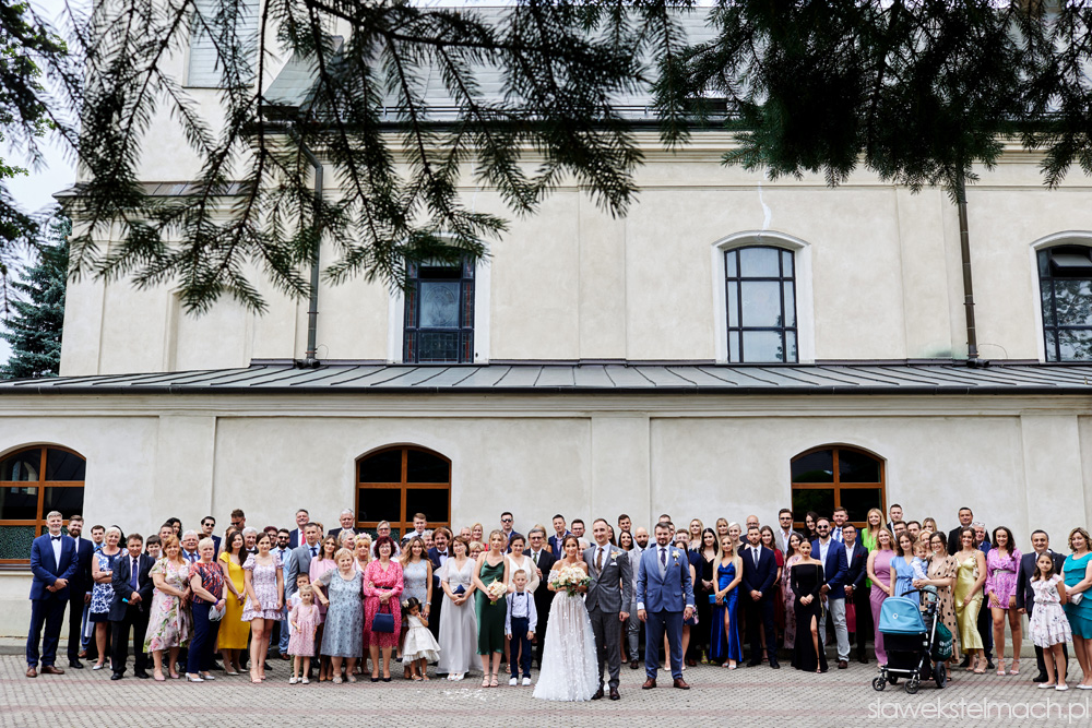zdjęcia grupowe pod kościołem 