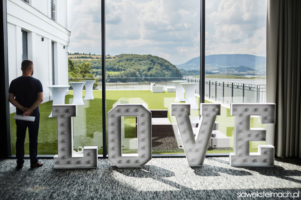 napis love wesele nad jeziorem Rożnowskim
